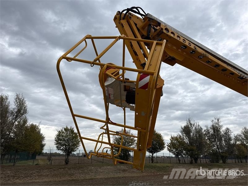 Genie S-105 Articulating Boom Lift (Inoperable) رافعات سلة مفصلية