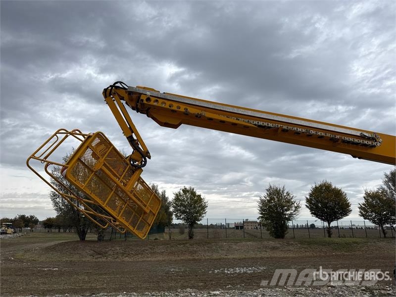 Genie S-105 Articulating Boom Lift (Inoperable) رافعات سلة مفصلية