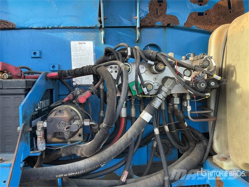 Genie S-85 Articulated boom lifts