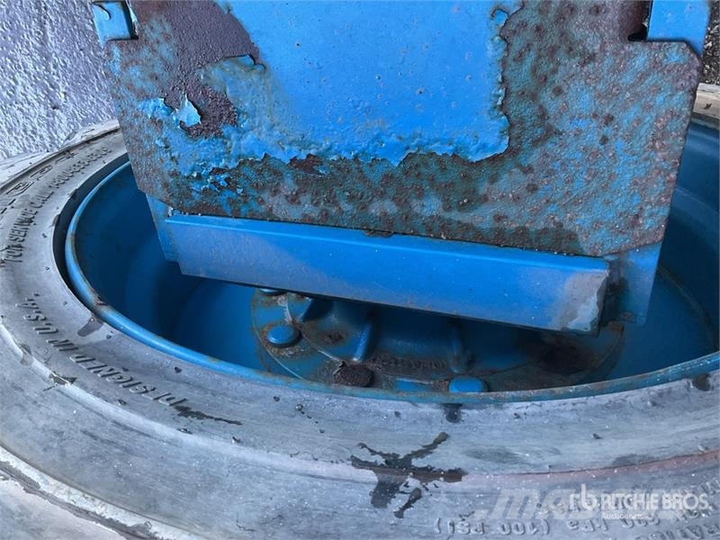 Genie S-85 Articulated boom lifts