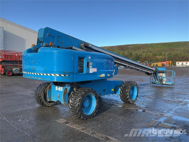 Genie S-85 Articulated boom lifts