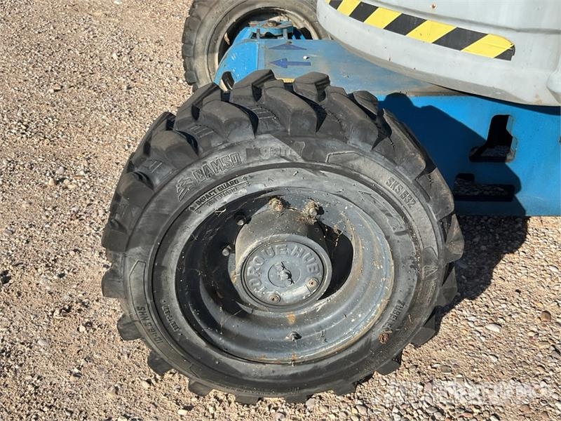 Genie Z34/22 4WD Diesel Articulating Boom Lift Articulated boom lifts