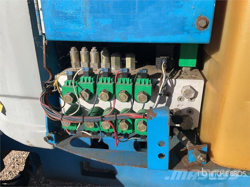 Genie Z34/22 4WD Diesel Articulating Boom Lift Articulated boom lifts