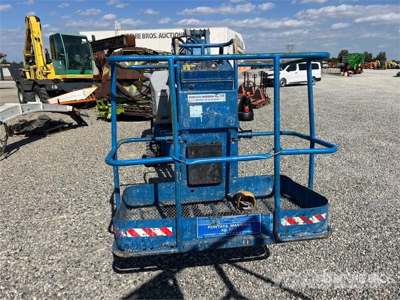 Genie Z34/22N Electric Articulating Boom Lift ブームリフト　屈伸型