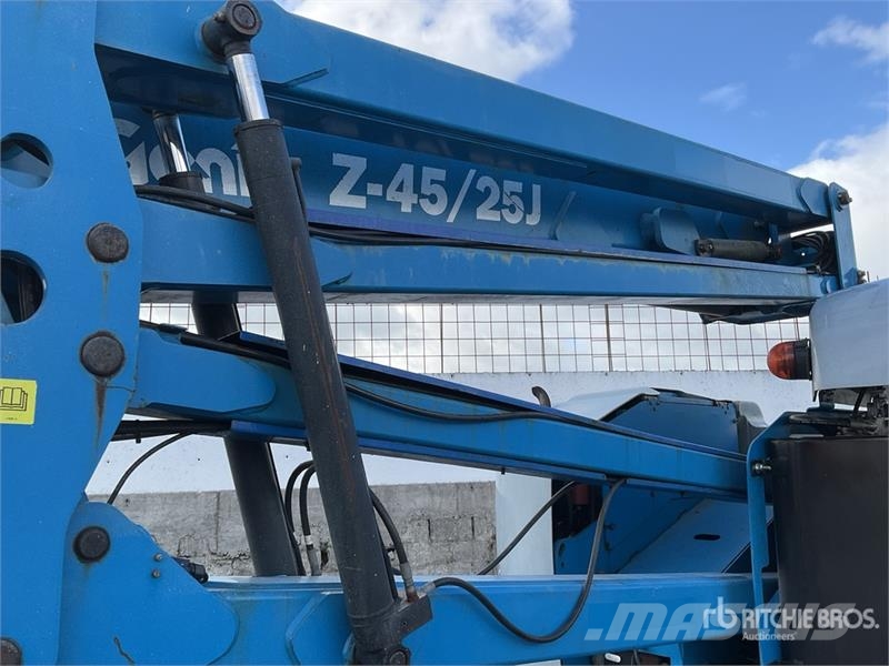 Genie Z4525J 4WD Diesel Articulating Boom Lift Karos emelők