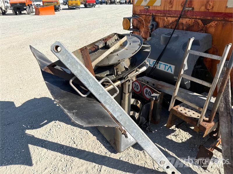 Giletta UP4000 Salt Spreader 砂と塩撒き専用車