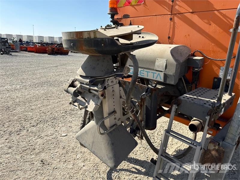 Giletta UP4000 Salt Spreader 砂と塩撒き専用車