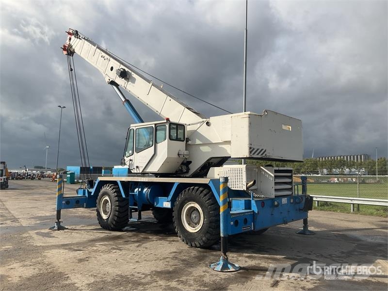 Grove RT650E Celtņi nelīdzenām virsmām