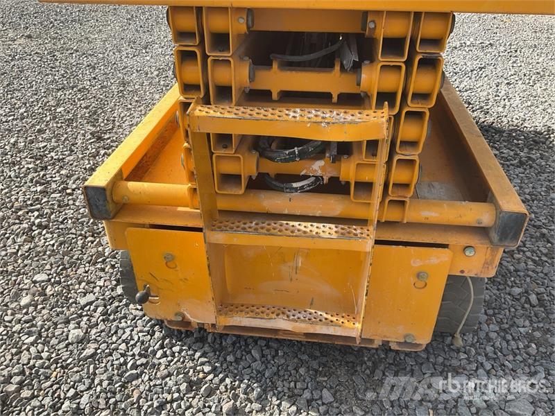 Haulotte COMPACT 12 Scheren-Arbeitsbühnen