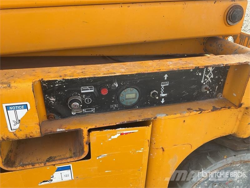 Haulotte COMPACT 12 Scheren-Arbeitsbühnen
