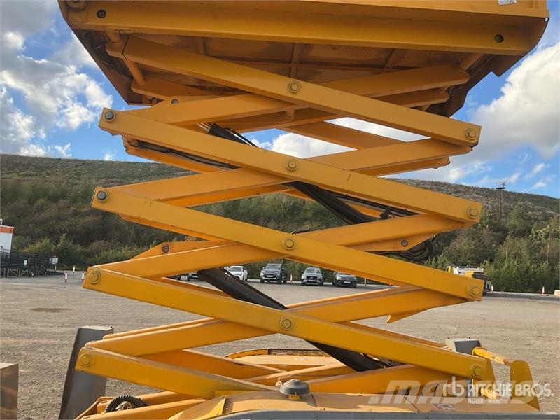 Haulotte Compact 12DX 4x4 Diesel Scissor Lift Schaarhoogwerkers
