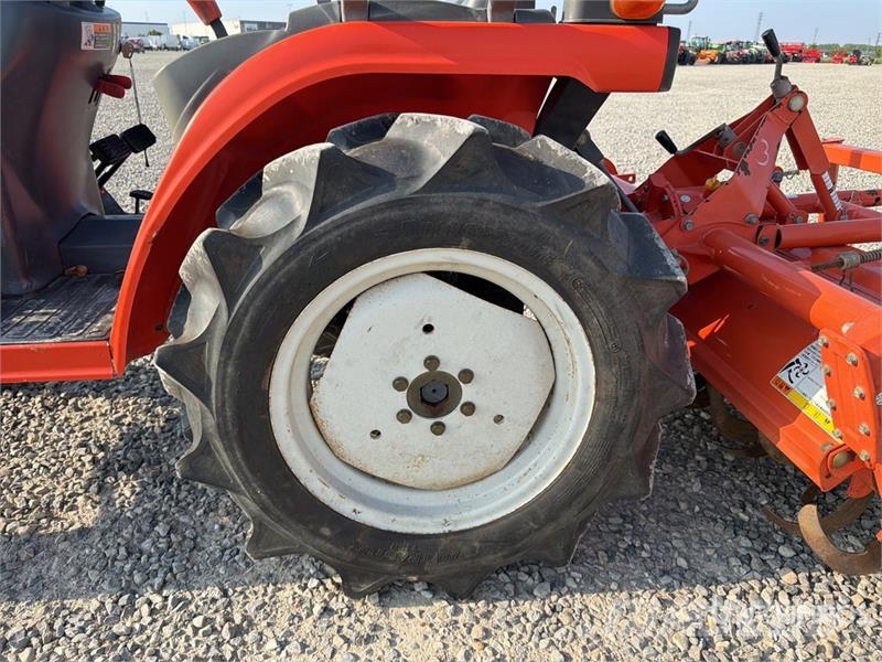 Hitachi CX-150 Mini 4WD Tractor الجرارات
