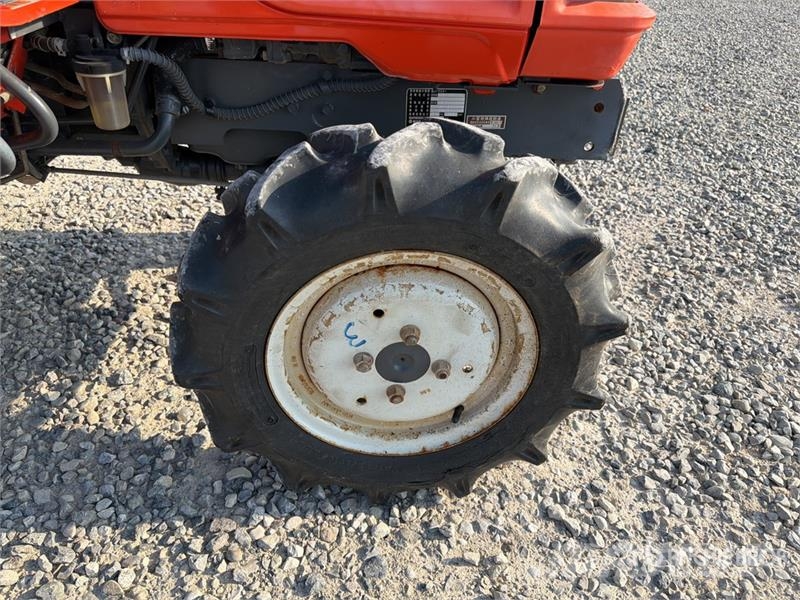Hitachi CX-150 Mini 4WD Tractor الجرارات