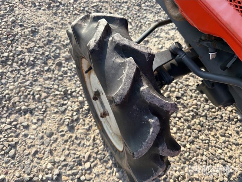 Hitachi CX-150 Mini 4WD Tractor الجرارات