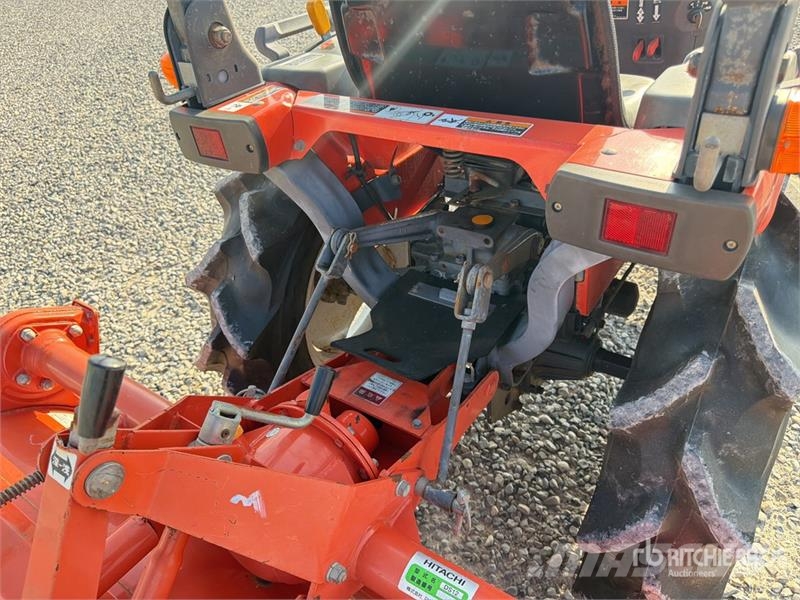 Hitachi CX-150 Mini 4WD Tractor الجرارات
