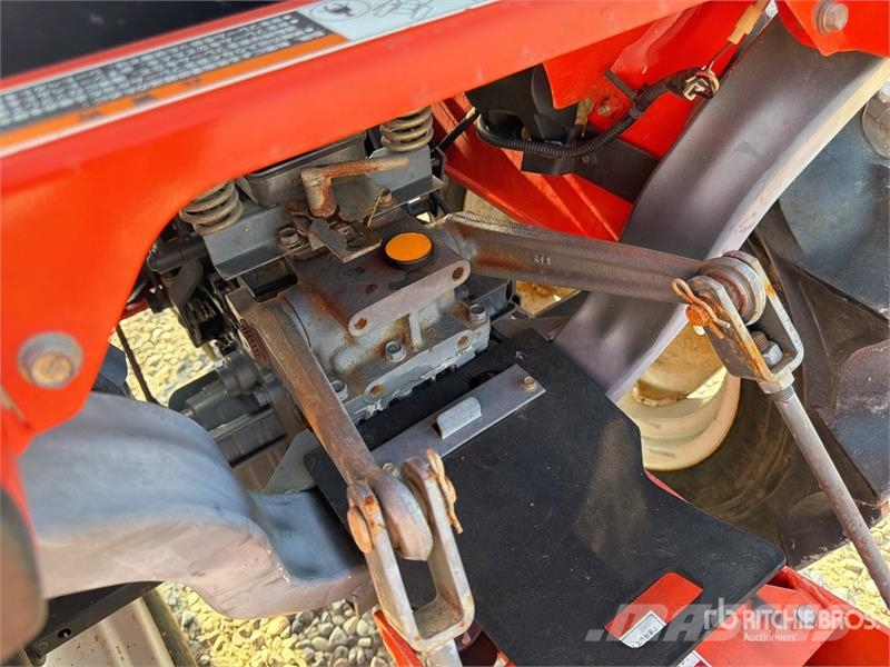 Hitachi CX-150 Mini 4WD Tractor الجرارات