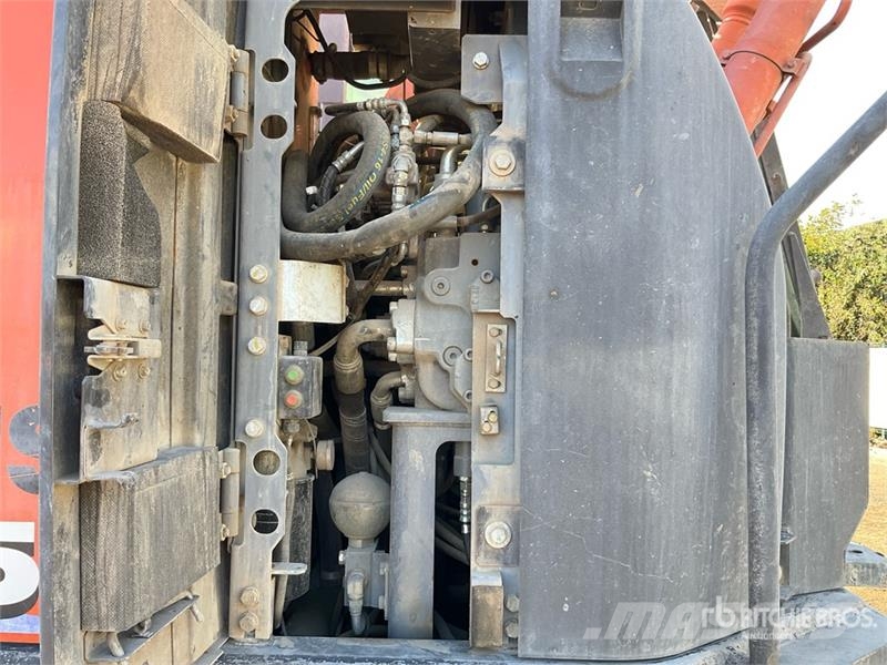 Hitachi ZX225US Crawler excavators