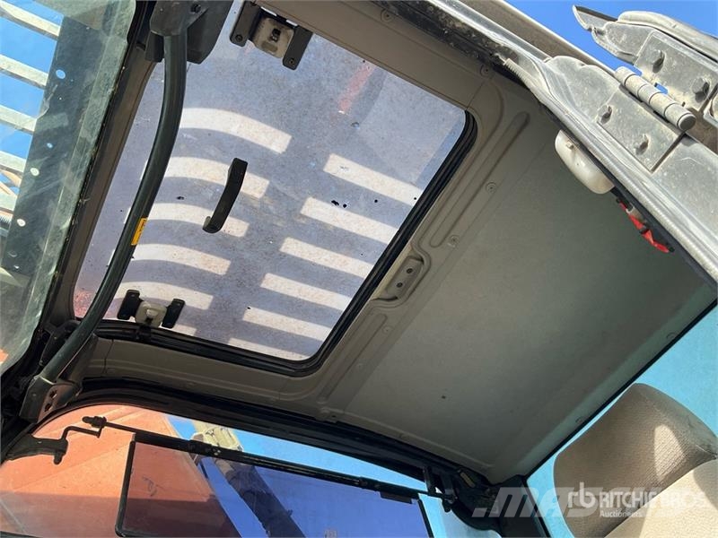 Hitachi ZX225US Crawler excavators