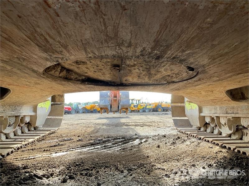 Hitachi ZX225US Crawler excavators