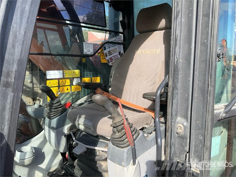 Hitachi ZX225US Crawler excavators