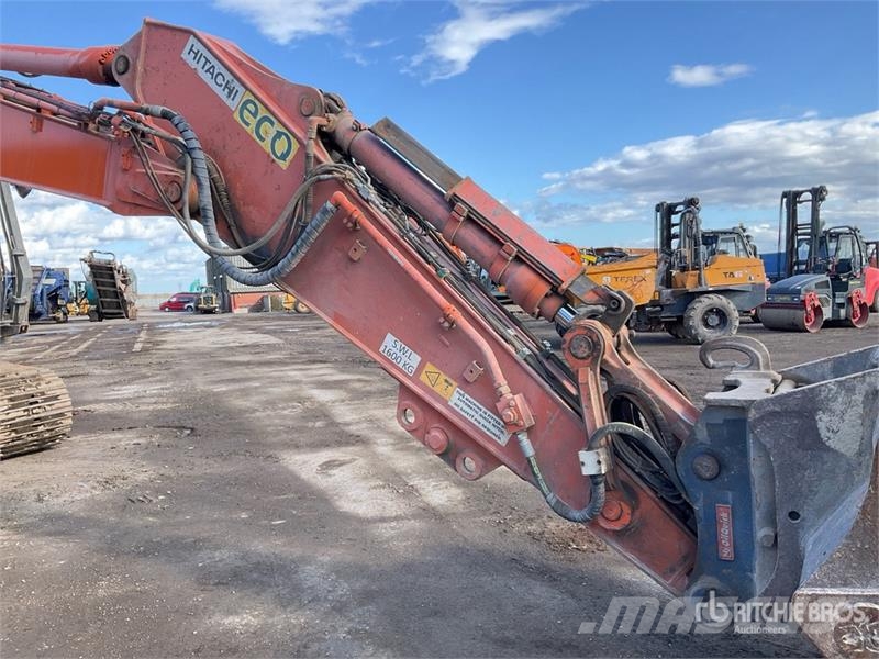 Hitachi ZX225US Crawler excavators