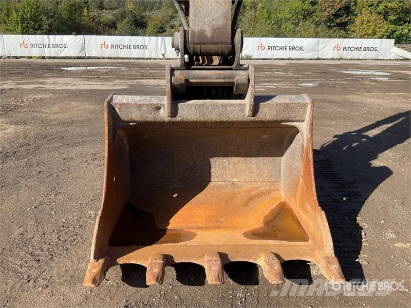 Hitachi ZX225US Crawler excavators