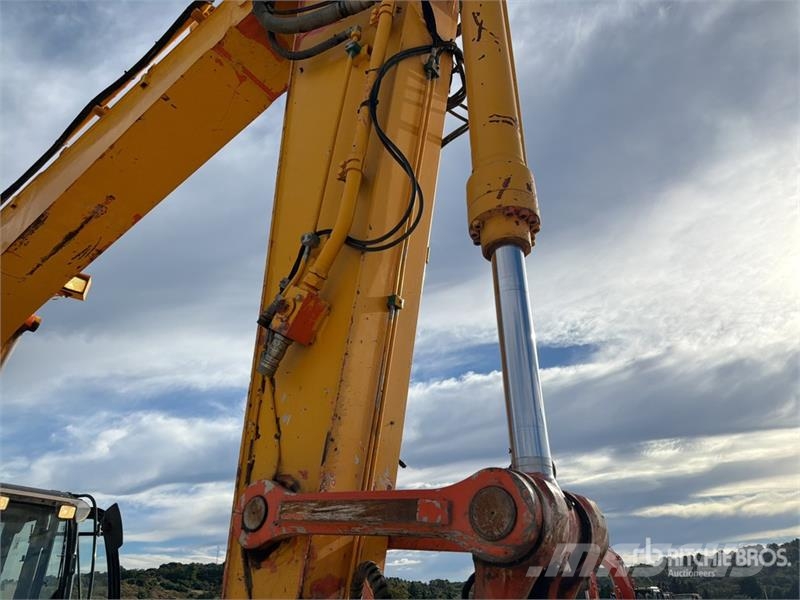 Hitachi ZX225USLC-5B Kāpurķēžu ekskavatori