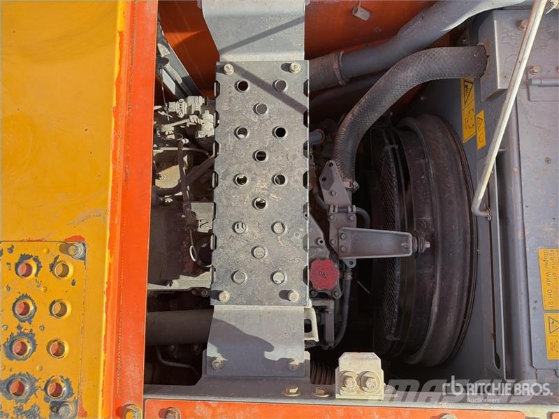 Hitachi ZX225USLC-5B Kāpurķēžu ekskavatori