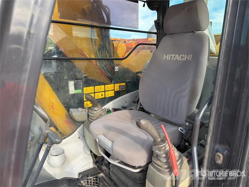 Hitachi ZX225USLC-5B Kāpurķēžu ekskavatori