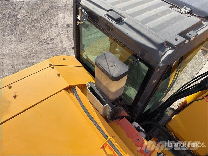 Hitachi ZX225USLC-5B Kāpurķēžu ekskavatori