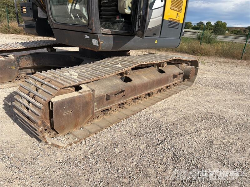 Hitachi ZX225USLC-5B Kāpurķēžu ekskavatori