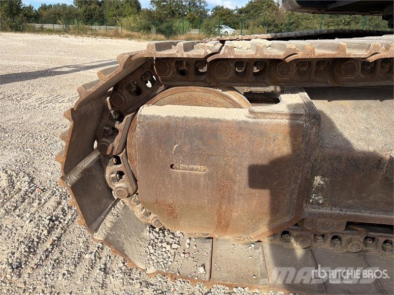 Hitachi ZX225USLC-5B Kāpurķēžu ekskavatori