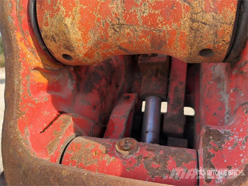 Hitachi ZX225USLC-5B Kāpurķēžu ekskavatori