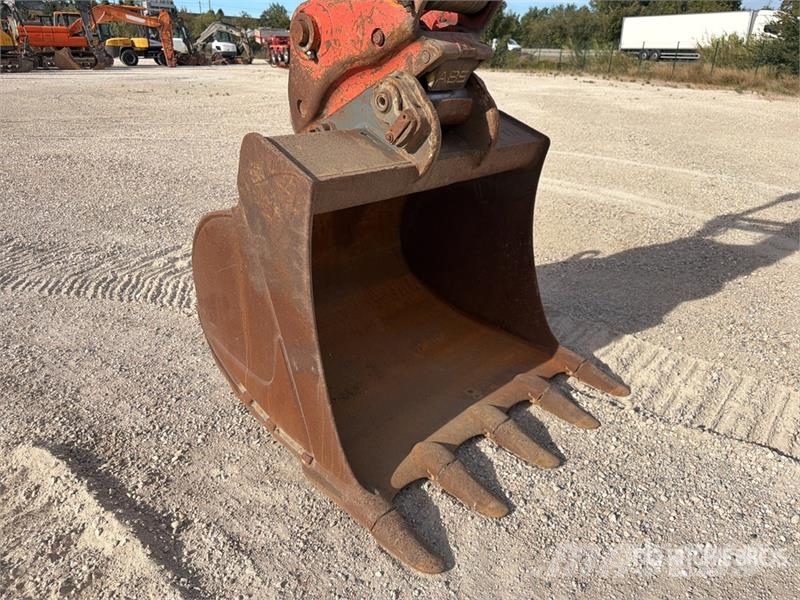 Hitachi ZX225USLC-5B Kāpurķēžu ekskavatori