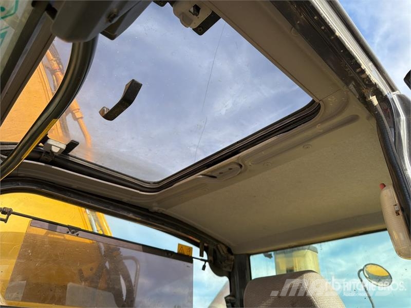 Hitachi ZX225USLC-5B Kāpurķēžu ekskavatori