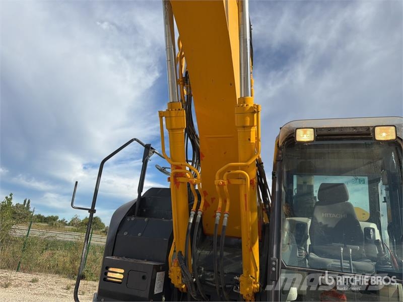 Hitachi ZX225USLC-5B Kāpurķēžu ekskavatori