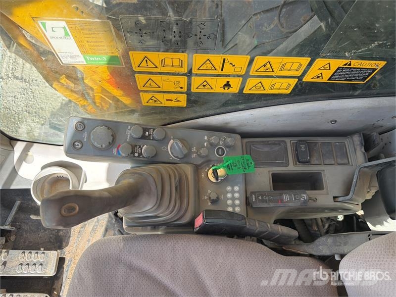 Hitachi ZX225USLC-5B Kāpurķēžu ekskavatori