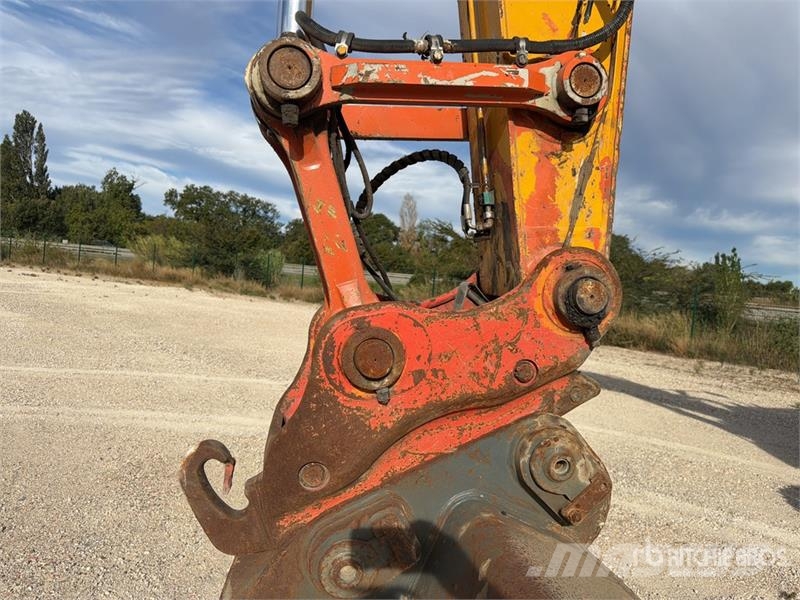 Hitachi ZX225USLC-5B Kāpurķēžu ekskavatori