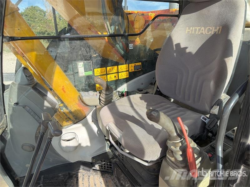 Hitachi ZX225USLC-5B Kāpurķēžu ekskavatori