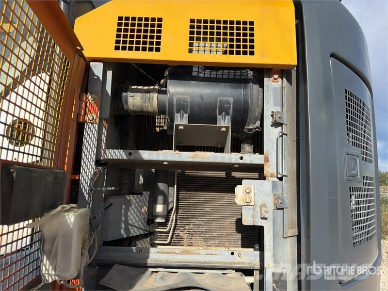 Hitachi ZX225USLC-5B Kāpurķēžu ekskavatori
