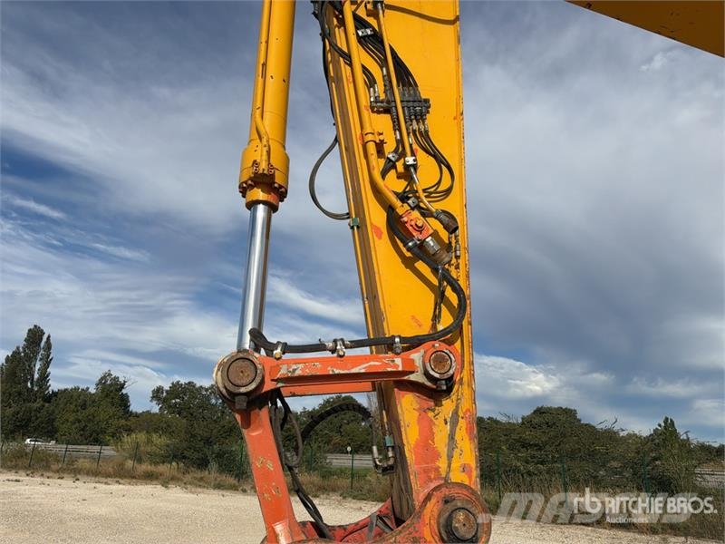 Hitachi ZX225USLC-5B Kāpurķēžu ekskavatori