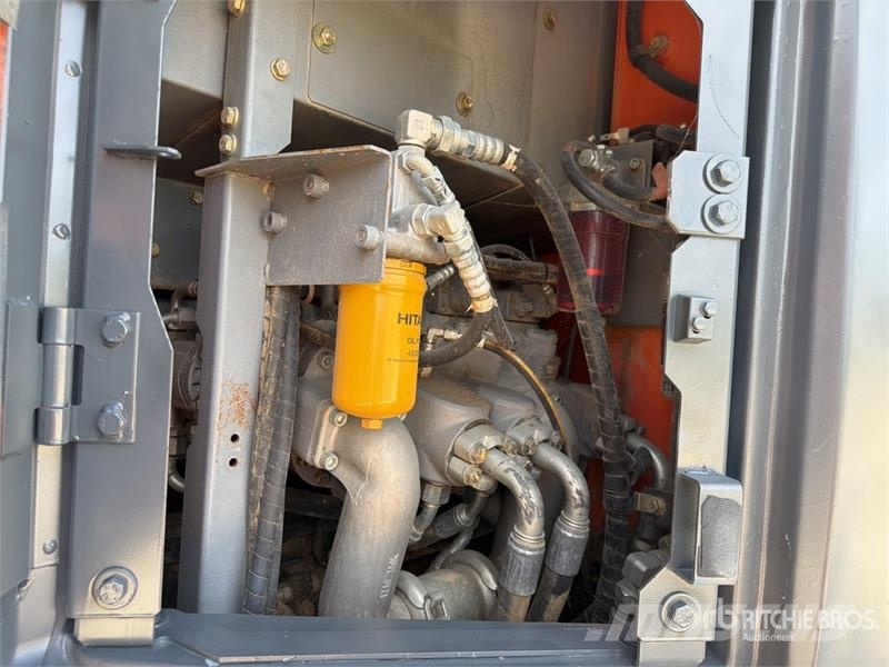 Hitachi ZX225USLC-5B Kāpurķēžu ekskavatori