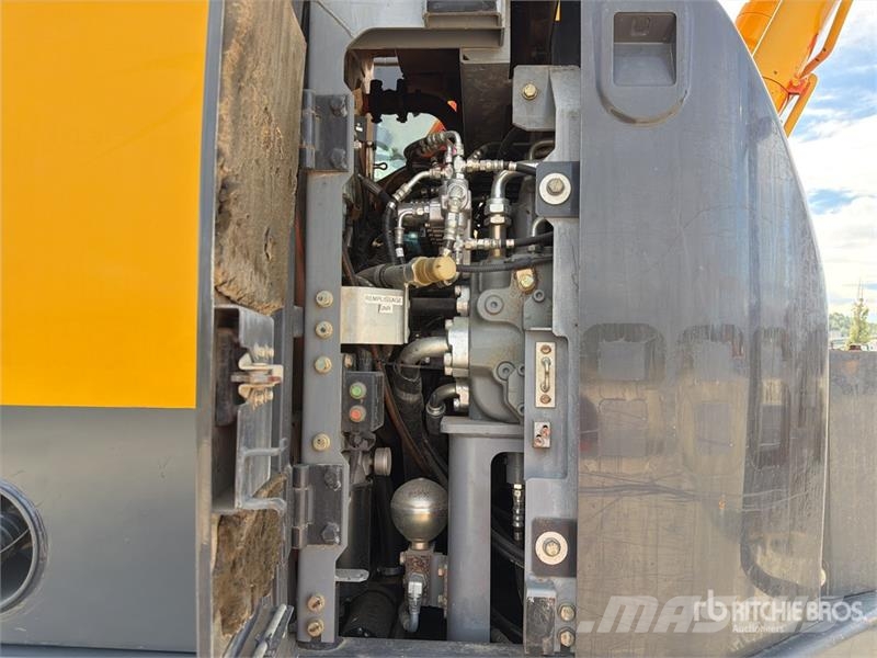 Hitachi ZX225USLC-5B Kāpurķēžu ekskavatori
