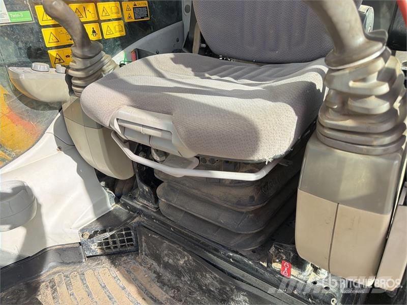 Hitachi ZX225USLC-5B Kāpurķēžu ekskavatori