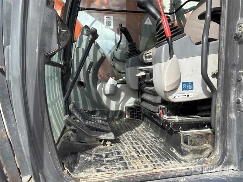 Hitachi ZX225USLC-6 Escavatori cingolati