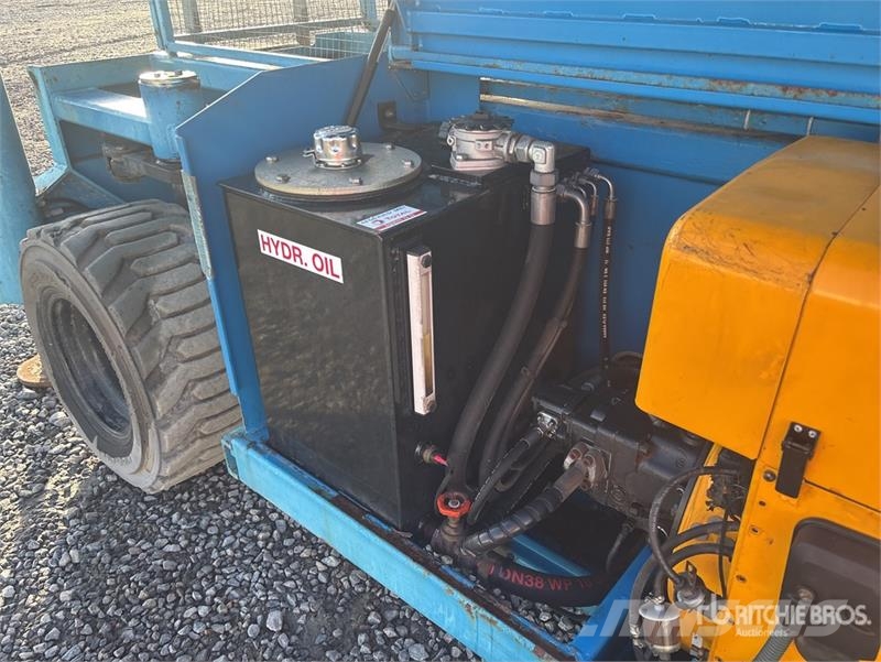 Holland Lift B-195DL25-4WD/P/N 4x4 Diesel Scissor Lift Škarjaste dvižne ploščadi