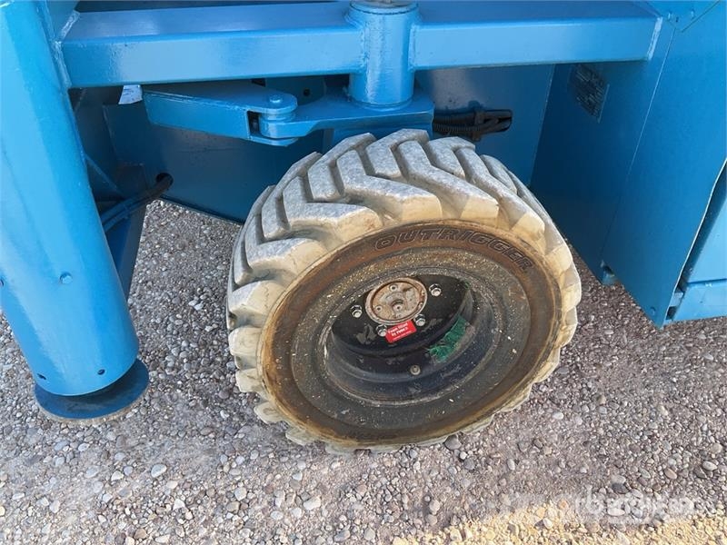 Holland Lift B-195DL25-4WD 4x4 Diesel Scissor Lift Elevadores de tesoura