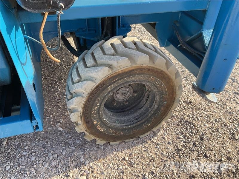 Holland Lift B-195DL25-4WD 4x4 Diesel Scissor Lift Elevadores de tesoura