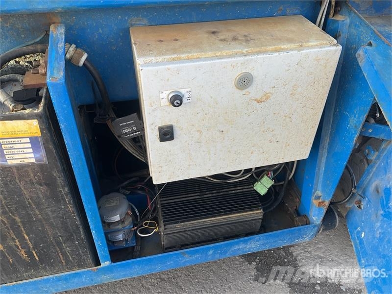  Holland N-165EL12 Electric Scissor Lift Schaarhoogwerkers