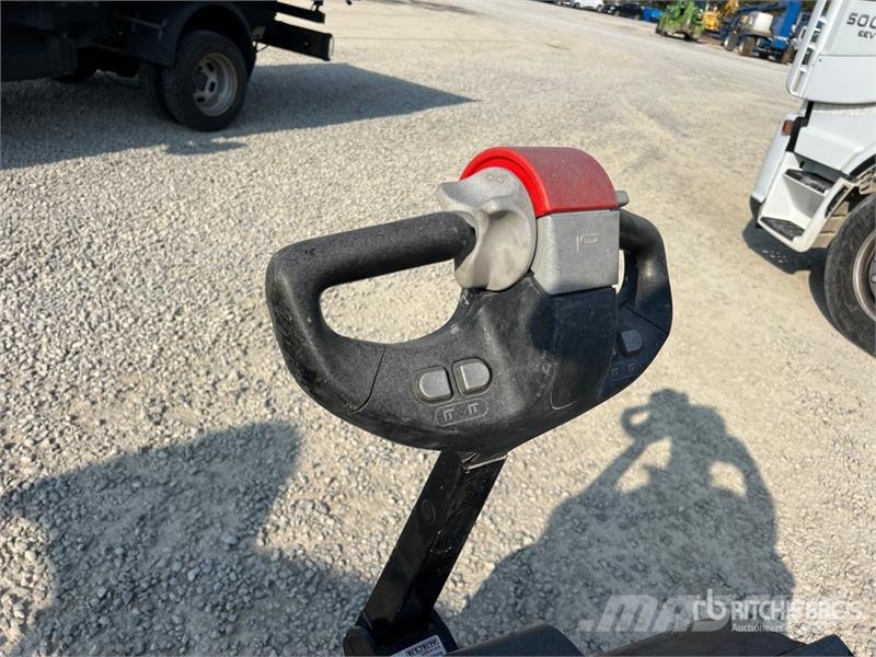 Hyster P2.0 2000 kg Electric Pallet Jack 手动码垛机